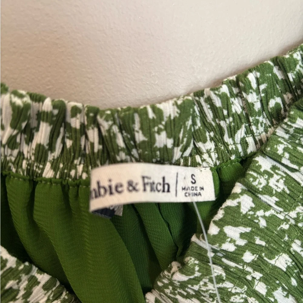 A&F NWT Puff Sleeve Green Floral Women's Top